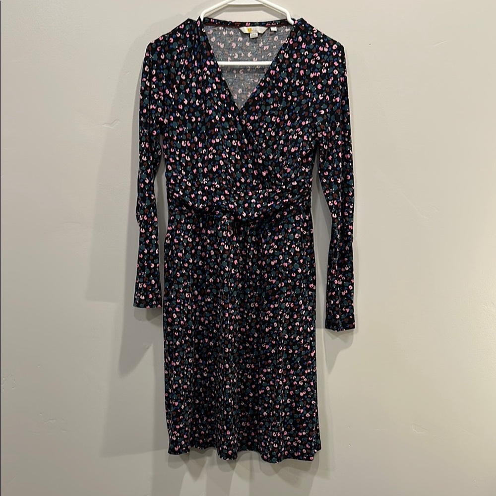 Boden Multicolored Sheath Dress with V-Neck and Long Sleeves. Size 4P.